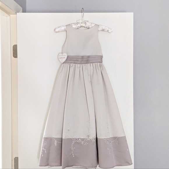Sweet Beginnings Size 4 Girl's Formal Dress (pearl/champagne color) - Picture 1 of 10